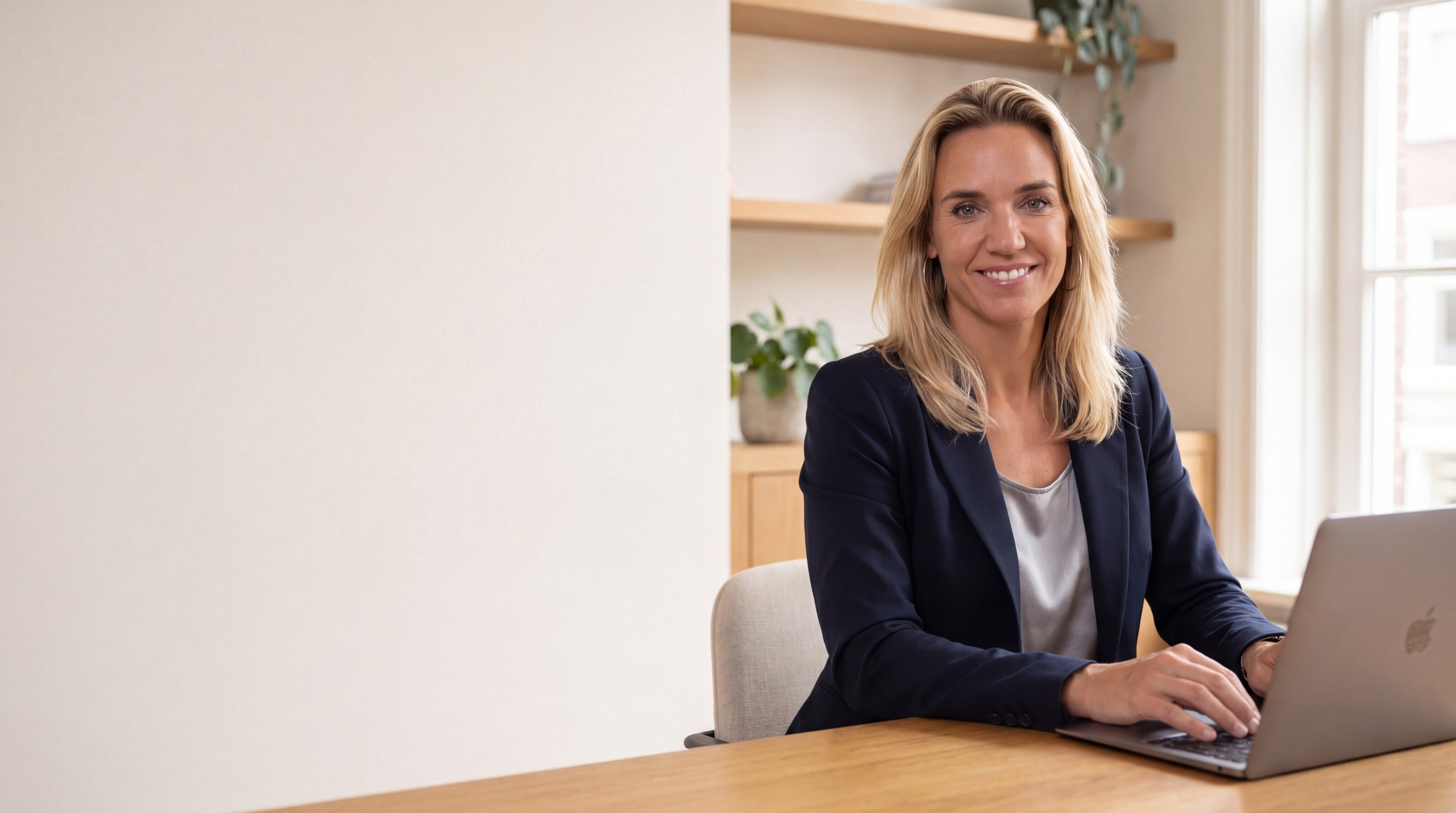 Iris Peperkamp aan haar werktafel